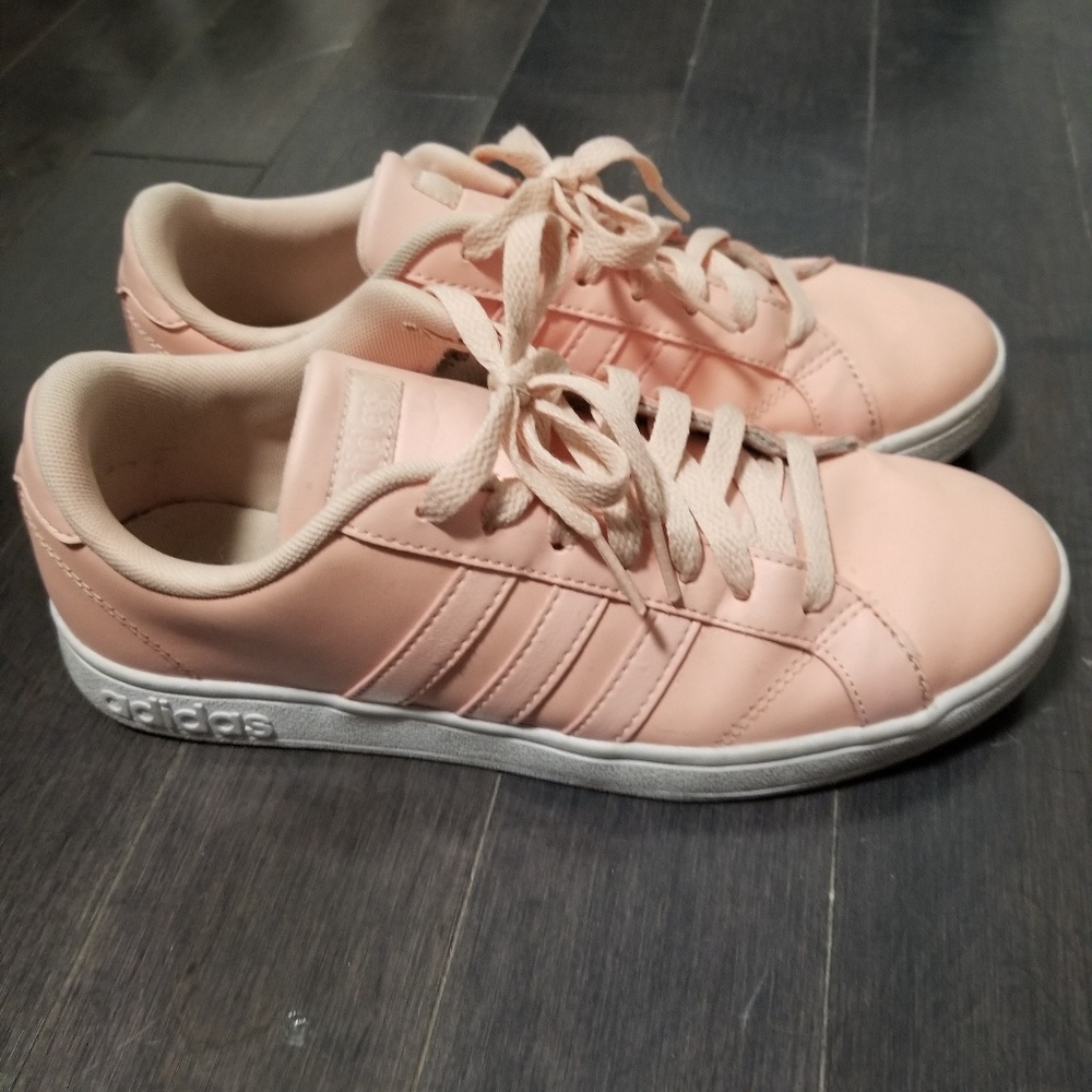 Adidas classic tennis shoes